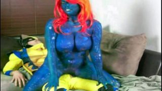 Puta pintada con el cuerpo disfrazada de Mystique de X-Men montando la polla de Wolverine