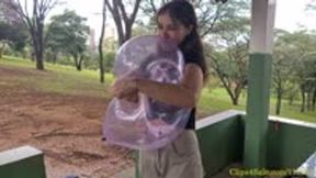 Katie Hugs and Nail Pops a Gemar 16"