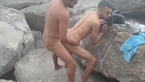 Pescador me viu mijando nas pedras d praia e pediu pra mamar, mas acabei metendo a pirocada no safado e as pessoas foram se aproximando pra olhar.