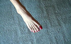 Vieja puta se hace la cojuda y hace un footjob