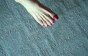 Vieja puta se hace la cojuda y hace un footjob