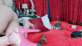 se mete todo el consolador con guala de castidad