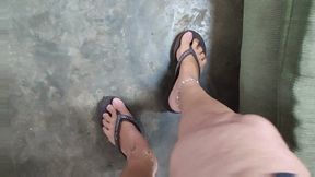 Giant mature woman enjoys having her small lovers between the soles of her feet (1)