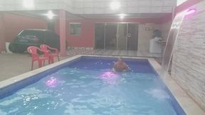 coloquei uma camera escondida para filmar o meu namorado tomando banho pelado na piscina