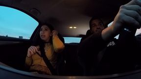 el conductor de uber se folla a la pasajera y se corre en su boca