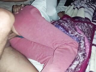 Suegro B. Entra en la madrugada a mi habitación y me folla duro por detrás