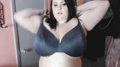 BBW showing off massive tits in bra for you DAYTONA HALE