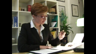 زن میانسال و جذاب، قبل از اینکه کیر را در کون فرو کند، کیر را عمیقا در گلویش فرو می‌کند.