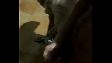 NO BANHEIRO DA BARRACA DE PRAIA COM OUTROS MACHOS - 01