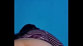 Moviemiendo mi culo y subi&eacute_ndome el vestido