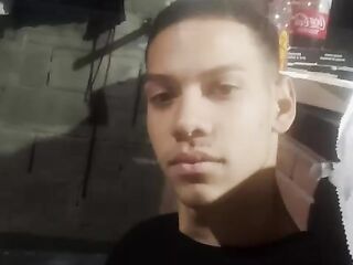 Homem homo/bi'massador te olhando fixamente para te fazer gozar, será que você topa esse desafio quente?