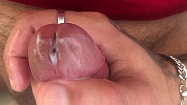 Una mano amiga entre amigos heterosexuales. Ayudando a soltar toda la leche