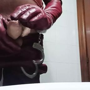 Paja con guantes de cuero