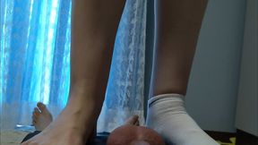 666 A delicious footjob with socks and trampling dick