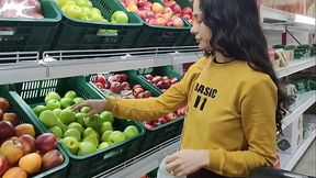 Invito a mi casa a una desconocida que vi en el mercado, ella acepta la invitacion pero me dice que solo 3H para que el novio no la descubra