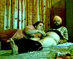 Chubby amateur Indian married couple fucks in steamy missionary pose