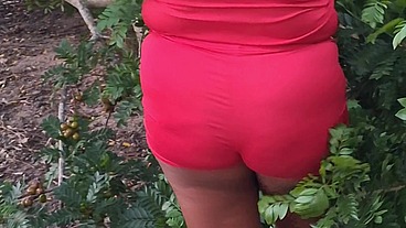 Crente safada colhendo frutas