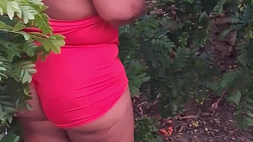 Crente safada colhendo frutas