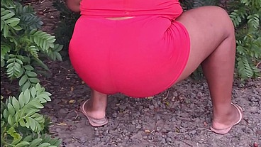 Crente safada colhendo frutas