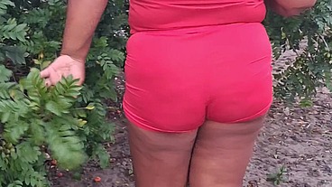 Crente safada colhendo frutas