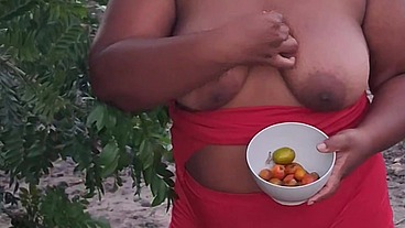 Crente safada colhendo frutas