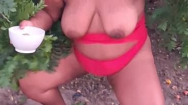 Crente safada colhendo frutas
