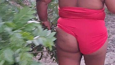 Crente safada colhendo frutas