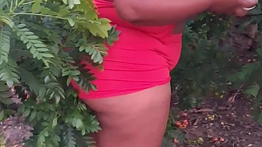 Crente safada colhendo frutas