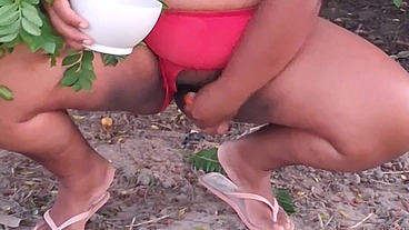Crente safada colhendo frutas