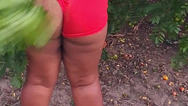 Crente safada colhendo frutas