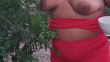 Crente safada colhendo frutas