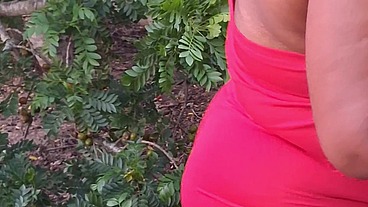 Crente safada colhendo frutas