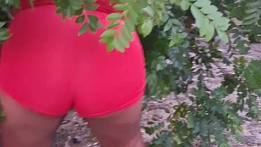 Crente safada colhendo frutas
