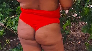 Crente safada colhendo frutas