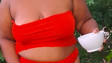 Crente safada colhendo frutas