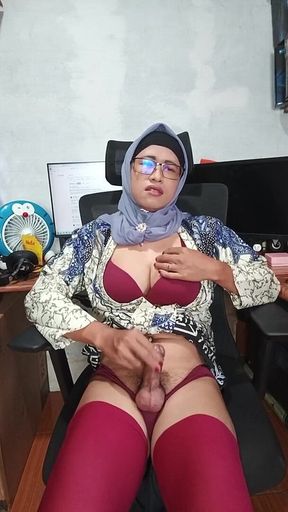 Hijab Shemale with Big Cock Masturbate Until She Cum