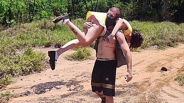 Casal vai acampanhar no Hallowen e sua esposa acaba sendo fodida pelo Canibal