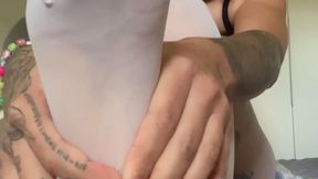 Intimo nero e collant bianchi: Ti faccio segare coi miei piedi sexy e odorosi!