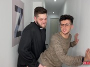 Italiano religioso le arranca los calzones a putito tragón