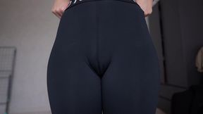 look at my little cameltoe in yoga pants