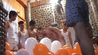 Felace, masturbace, výstřiky, kouření, amatérské kouření, gangbang, páry – amatérské mladé asijské dospívající gay děvky šukají zadky
