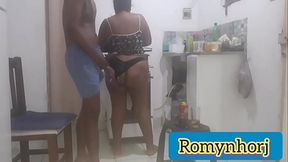 NA CASA DA MINHA AMIGA ELA FAZENDO O JANTAR EU QUERENDO COMER A SOBREMESA PRIMEIRO, FUI PARAR NA CAMA DELA EM SEGUIDA /VIDEO COMPLETO NO RED/ BASTIDORES DO ROMYNHORJ