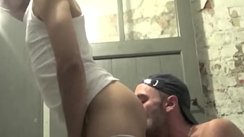 deux mecs baisent dan une cave de bruxelles