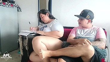 Llego a casa de vecina y miren lo que hago con su hijastra mientras la madrastra esta en su cuarto - Historia completa