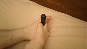 Juego con mis pies y un consolador, me pajeo y me corro sobre mis pies.