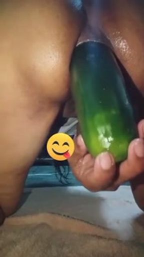 زوجة مصرية تضع خيارة ضخمة في فتحة الشرج 🍑🍆🍑🍆 وأظهرت لي فتحة الشرج واسعة.