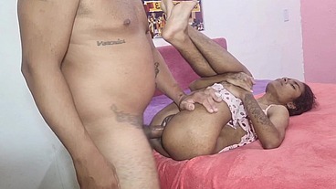 Novinha lésbica deu o cu para o coroa