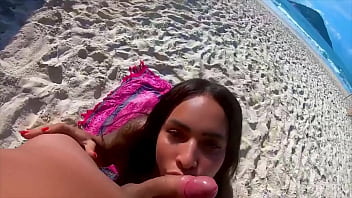 Fui na praia de nudismo e transei gostoso com safado do salva vidas