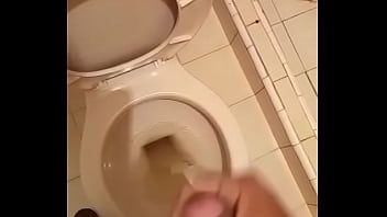 Encontre a mi amigo heterocurioso  haciendose la paja en mi ba&ntilde_o