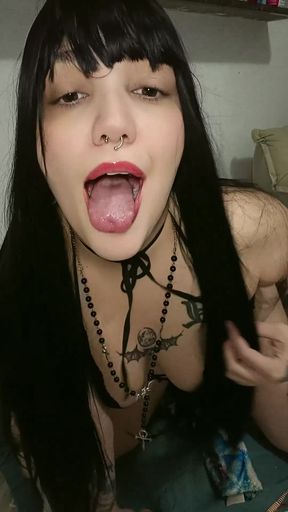 Curvy amateur girl masturbates at home